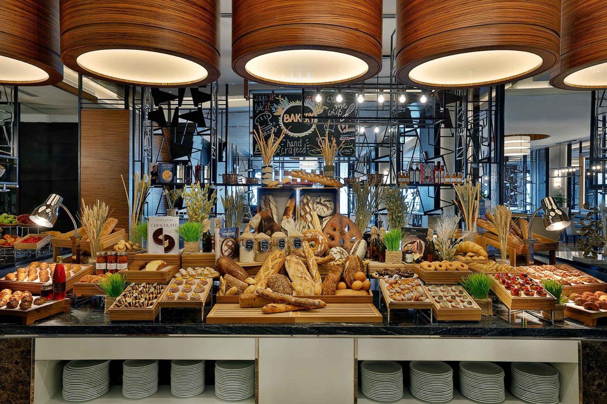 Hilton Dubai Palm Jumeirah Екстер'єр фото Bread station at a buffet